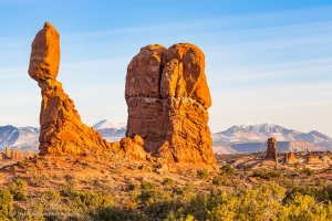 Balanced_Rock_and_Sandstone_fins_Arches_National_Park_Utah
