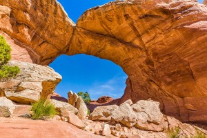 Broken_Arch_in_Arches_National_Park_Utah