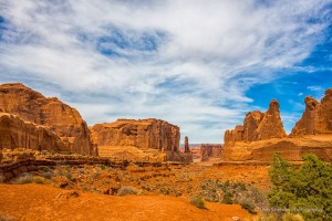 Park_Avenue_Monoliths_in_Arches_National_Park_Utah
