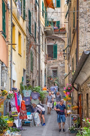 Busy-Street-Shopping-in-Corniglia-ancient-village-of-the-Cinque-Terre-Italy