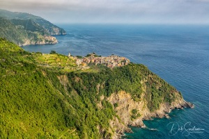Corniglia-village-of-the-Cinque-Terre-above-the-Mediteranean-Sea-Italy