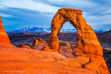 Delicate_Arch_Glowing_with_Sunsets_Last_Light_Arches_National_Park_Utah
