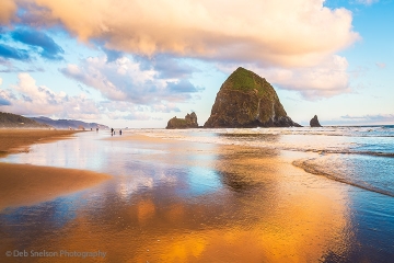 Golden_Hour_on_Cannon_Beach_with_Haystack_Rock_Oregon