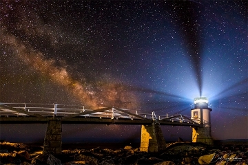 Marshall_Point_Lighthouse_with_Milkyway