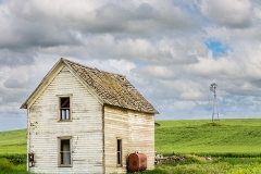 Abandoned_farm_house_and_windmill_Storment_Road_Endicott_Palouse_Washington