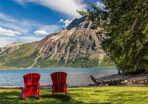 Canada_Waterton_Lakes_and_red_chairs