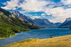 Waterton_Lakes_National_Park_Canada_borders_Glacier_NP_in_USA