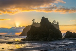 Sunbeams-and-Sunset-on-Ruby-Beach-Olympic-National-Park-Washington