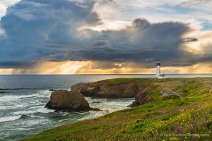 Yaquina-Head-Light-Newport-Oregon-Sunset-on-Pacific-Coast