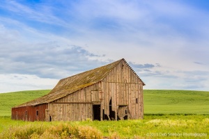 Barn-with-red-hardware-Storment-Road-Endicott-Palouse-Washington