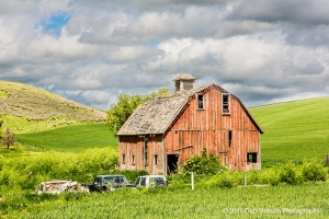 Red-barn-with-discarded-cars-Palouse-Washington