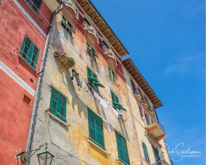 Laundry-and-Blue-Skies-in-Portofino-Italy