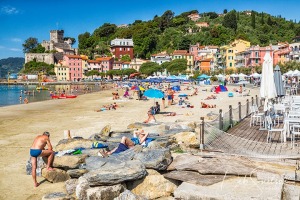 Sunday-Beach-in-San-Terenzo-on-the-Italian-Riviera