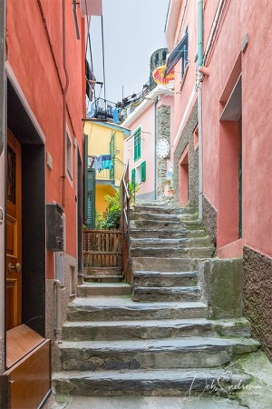 Street-in-Vernazza-one-of-the-villages-of-Cinque-Terre-Italy