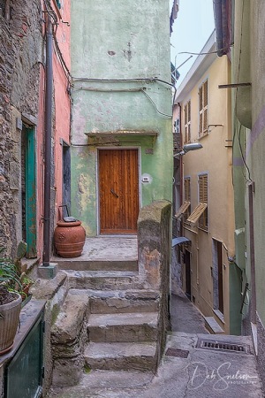 Vernazza-Street-Scene-one-of-the-ancient-villages-of-Cinque-Terre-Italy